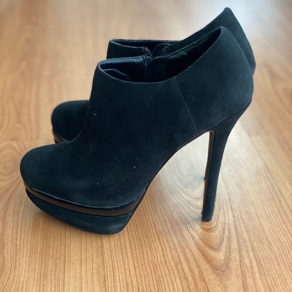 Kelsi Dagger Black Suede Booties EUC